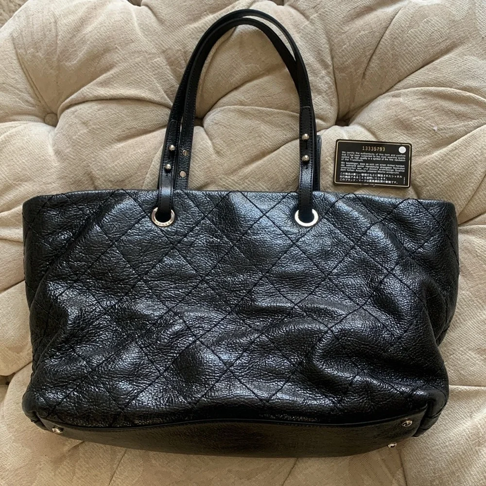 Chanel on the road quilted leather shoulder bag. Black